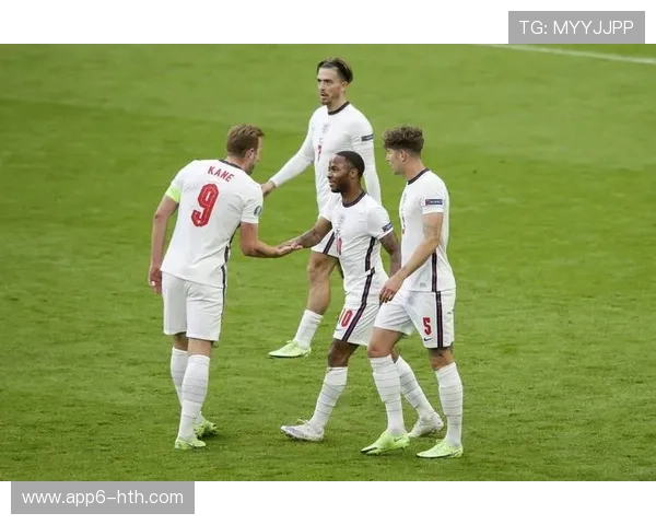 赛前默哀仪式，利物浦与马赛球员共同悼念名宿库尔比斯